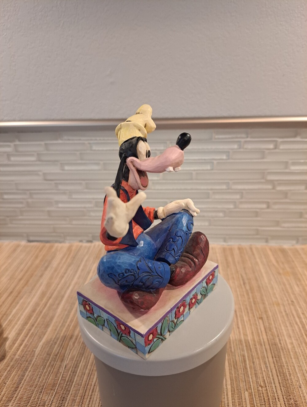 Jim Shore Disney Traditions Goofy “Gawrsh!” figurine, item #4011752, - Picture 2 of 7